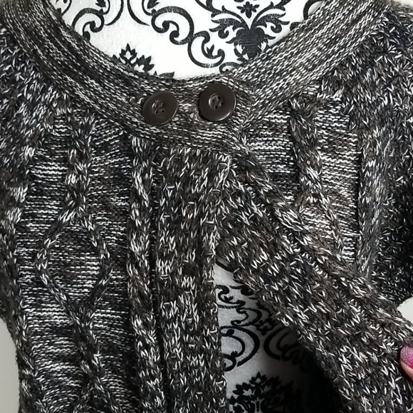 Women's Large Shortsleeved Cable Knit Cardigan - Picture 5 of 9